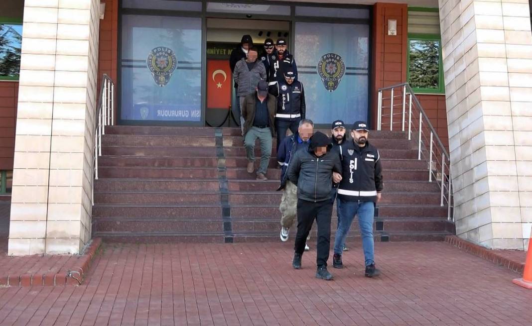 Görevli gibi giyinip sokağı kazdılar: Çıkanlar hayrete düşürdü! Borulara zarar verince gerçek ortaya çıktı 19